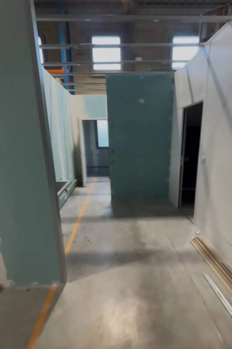 Création d'une cloison et réalisation des joints entrepôt Balma
